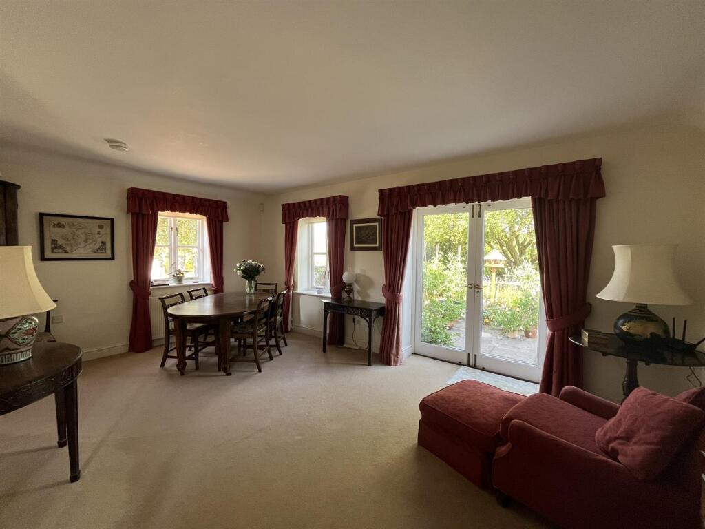 Sitting Room/Dining Room