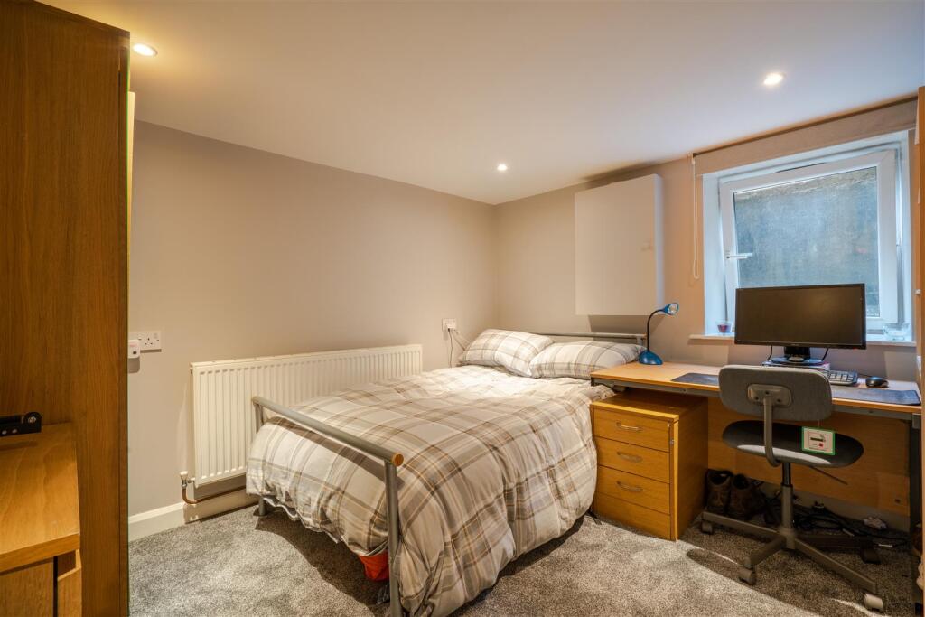 Bedroom 1_.jpg