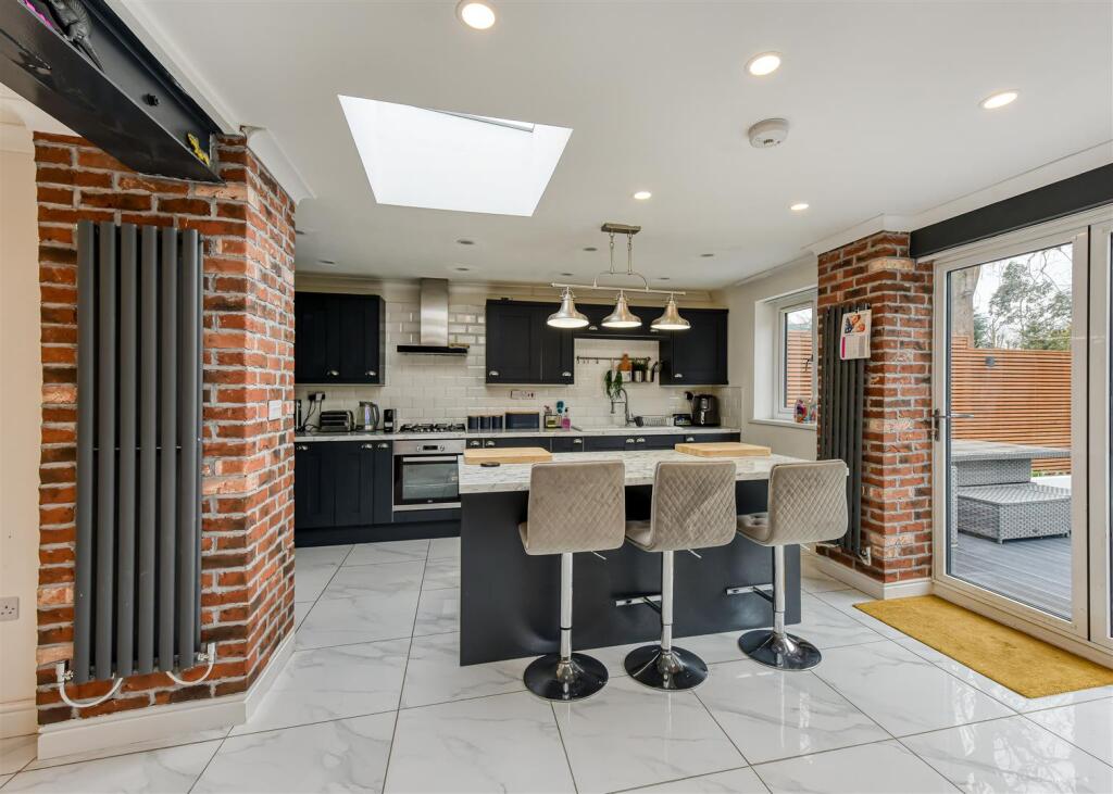 21 Walnut Drive-living6.jpg