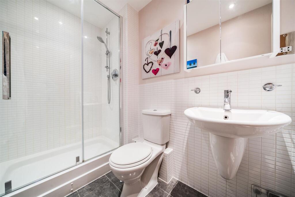 EN SUITE