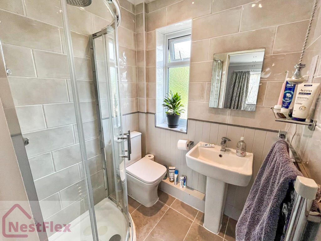 Ensuite - 15 Trafalgar Square.JzYiH