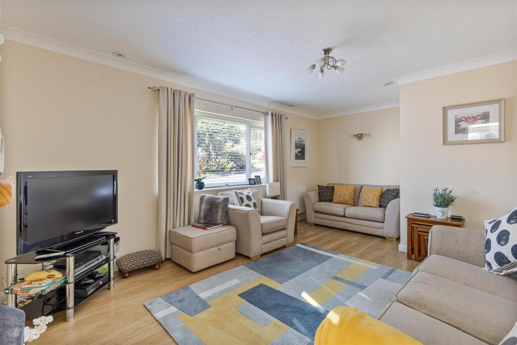 A08 - 14 Crestway, Strete - 250812.jpg