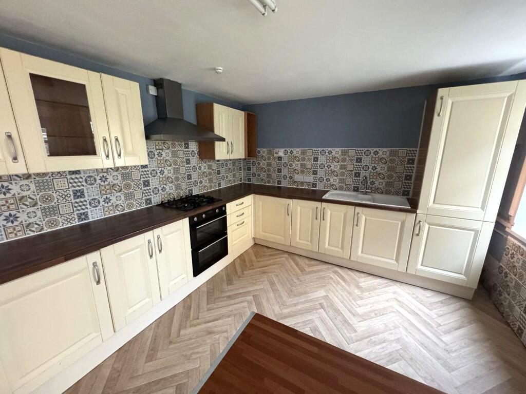 FITTED KITCHEN