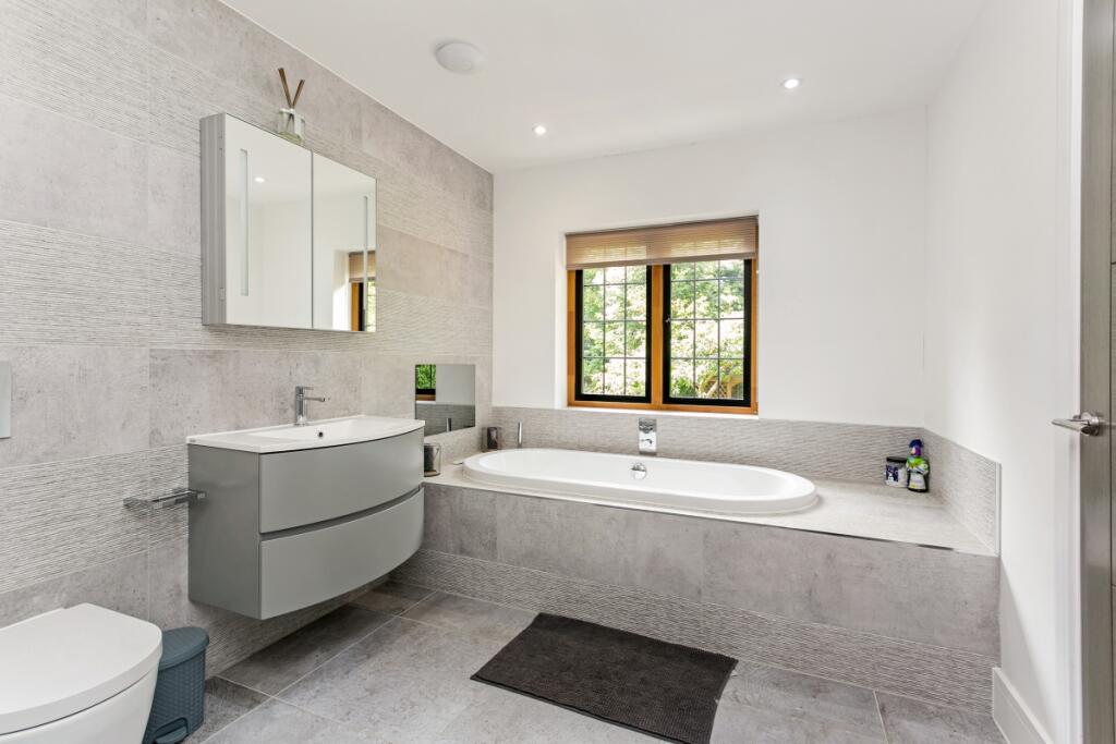 16 Woodhill Avenu...