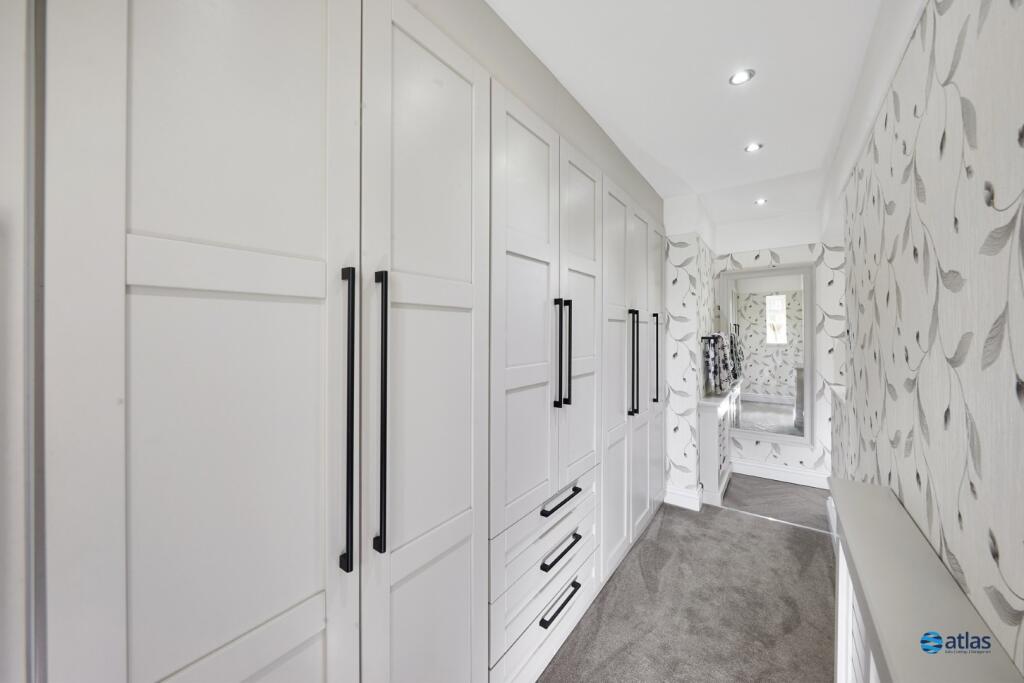 Wardrobe From En-suite