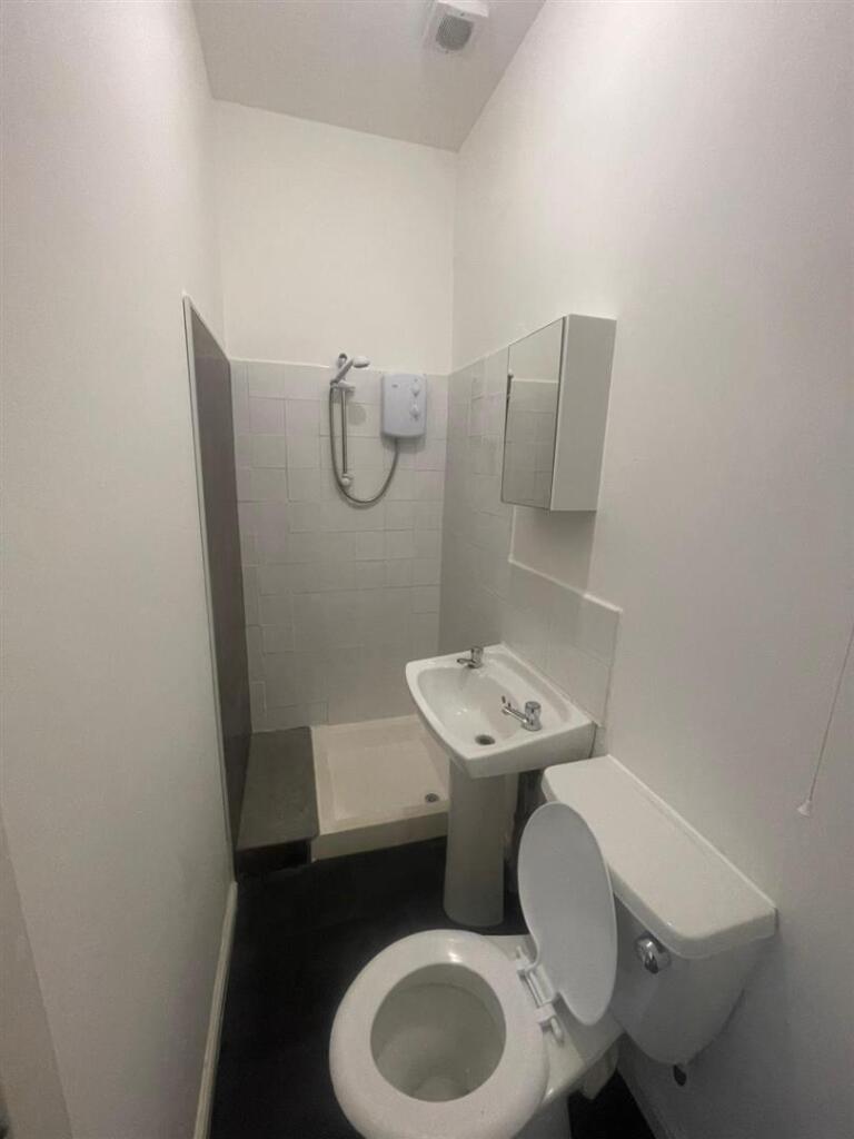 4a MoorparkRoad Shower.jpg