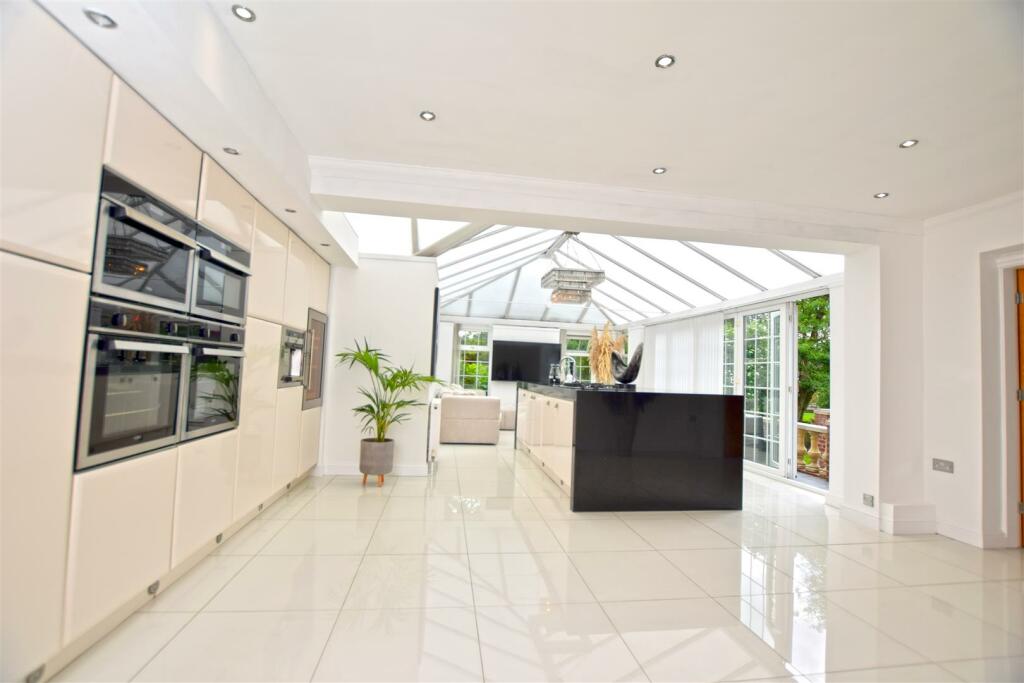 FAMILY DINING KITCHEN