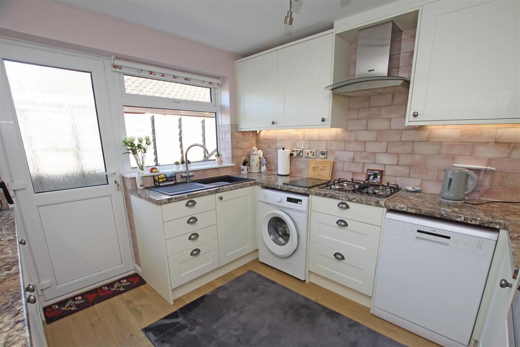 Kitchen a.jpg