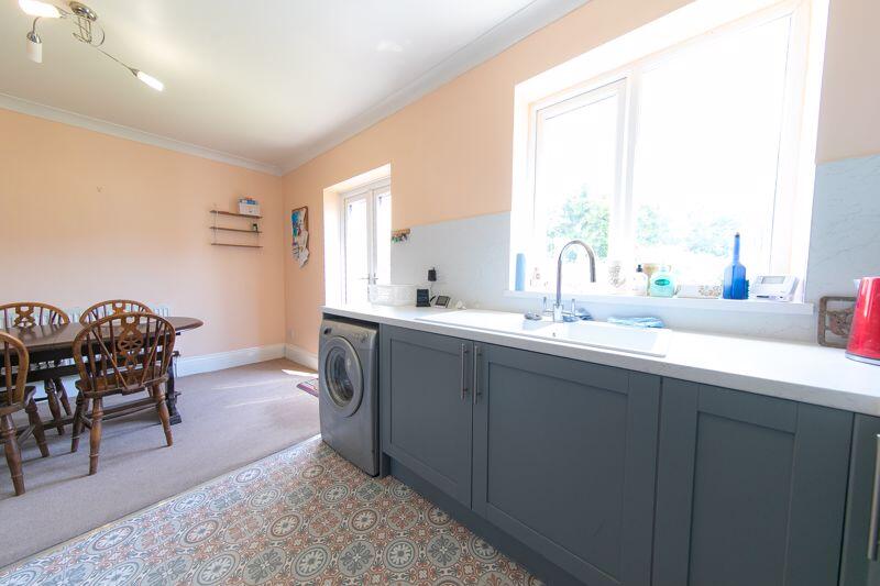 Kitchen &amp; dining room