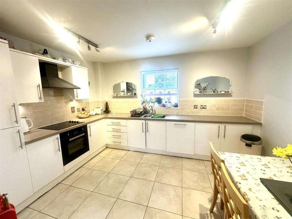 KITCHEN/DINING ROOM