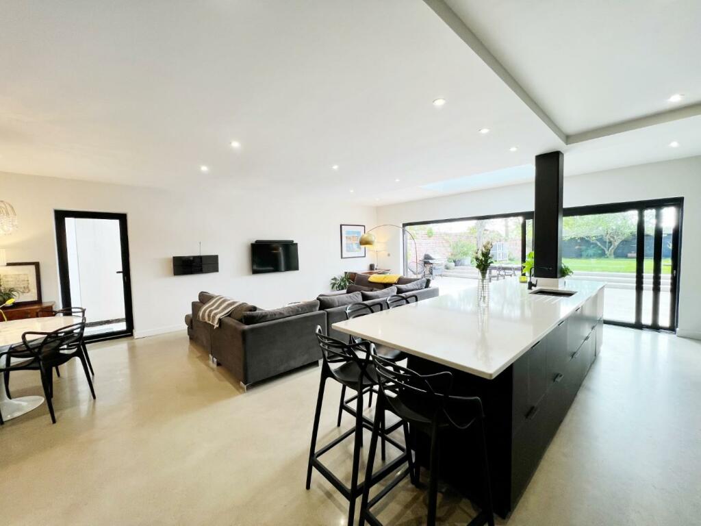 Main Room pic 6.jpg