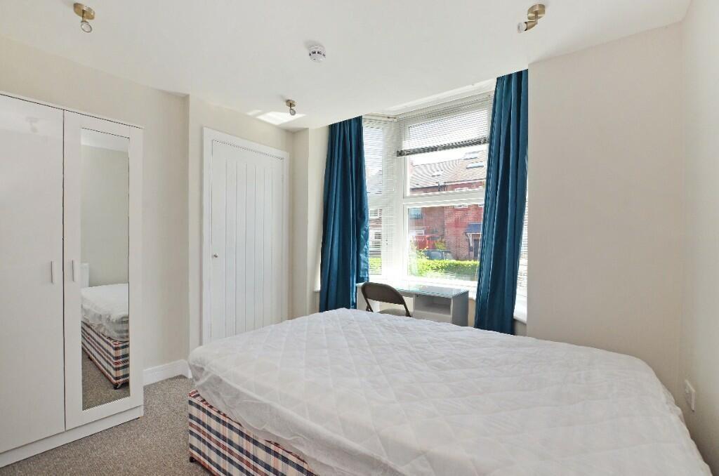 A bright and tidy double bedroom featuring a la...