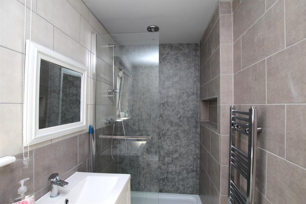 Annexe - Shower Room - b.JPG