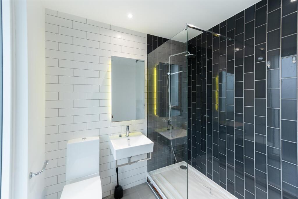 Bathroom 4      .jpg