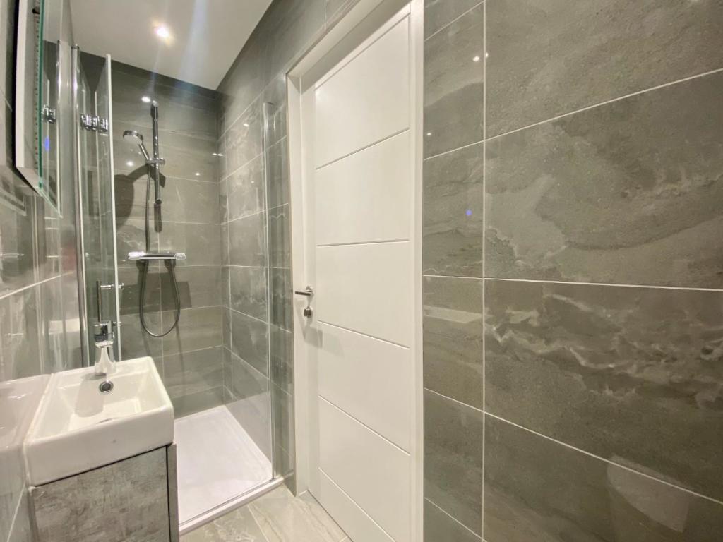 Bedroom 1 En Suite Aspect 2