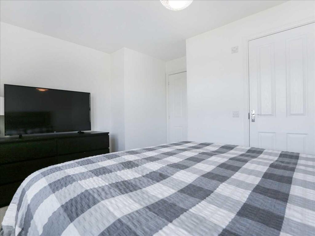 Master Bedroom (2)