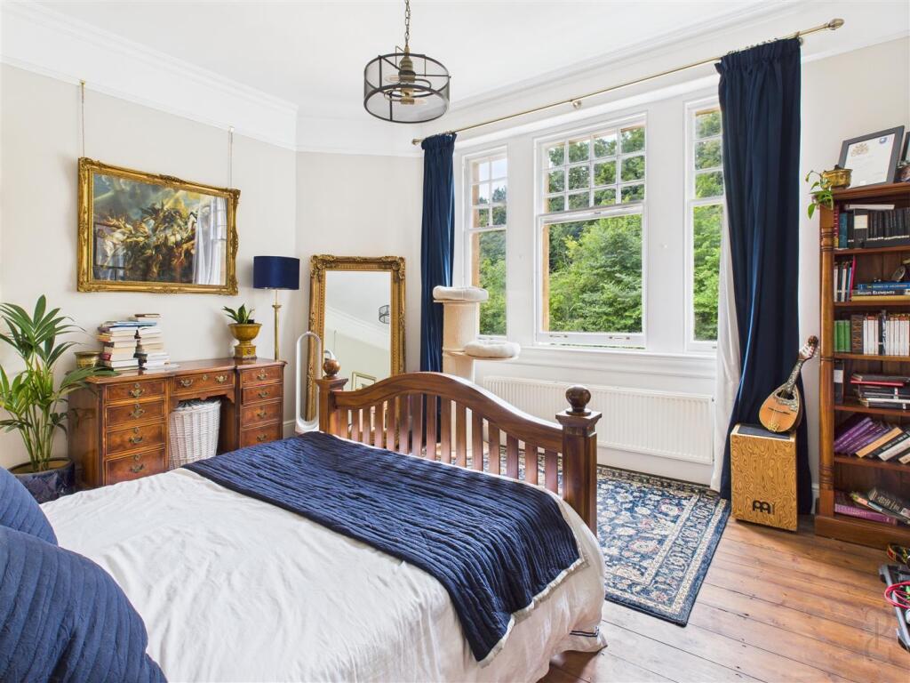 Main bedroom 2.jpg