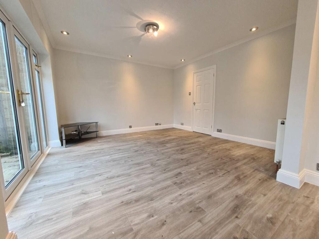 Living Room image 3