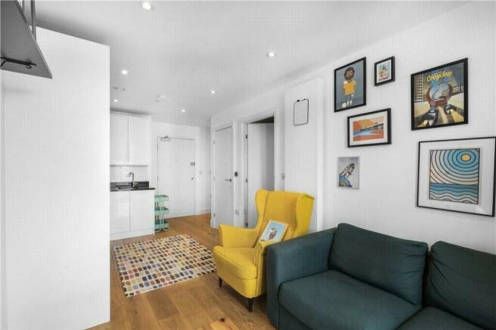 9205_100653004240_IMG_06_0000