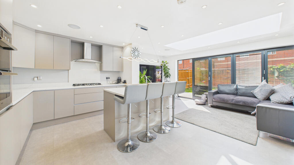 CAM04968G0-PR0057-STILL006