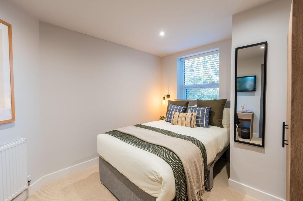 Bright, neatly presented double bedroom with a ...