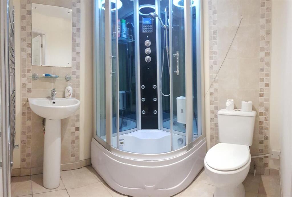 Bright, well-maintained bathroom featuring a mo...