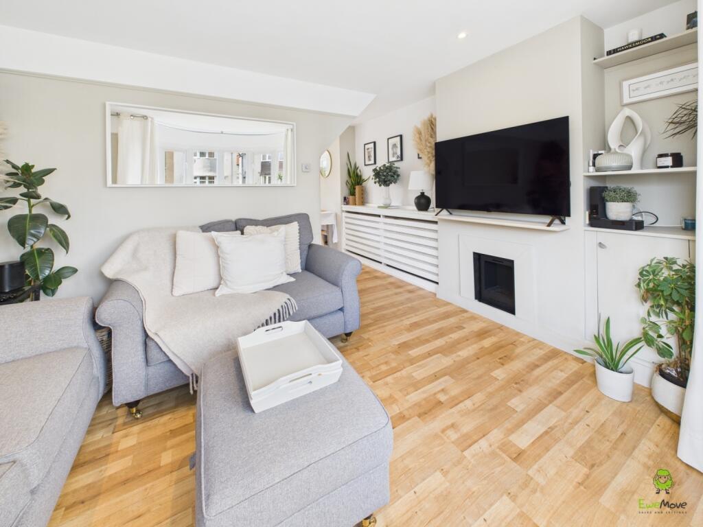 CAM03418G0-PR0191-STILL019