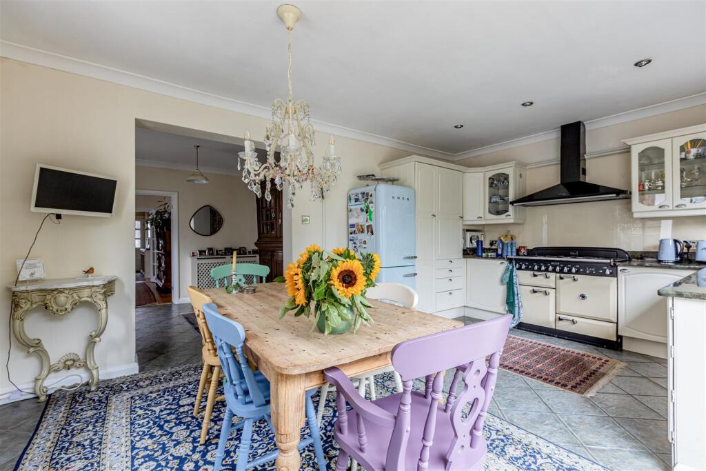358 Molesey Road, KT12 3PG - 16.jpg