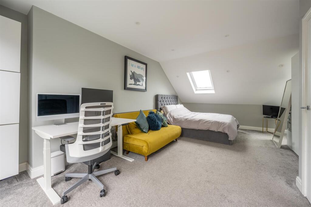 Larkshall Crescent E4