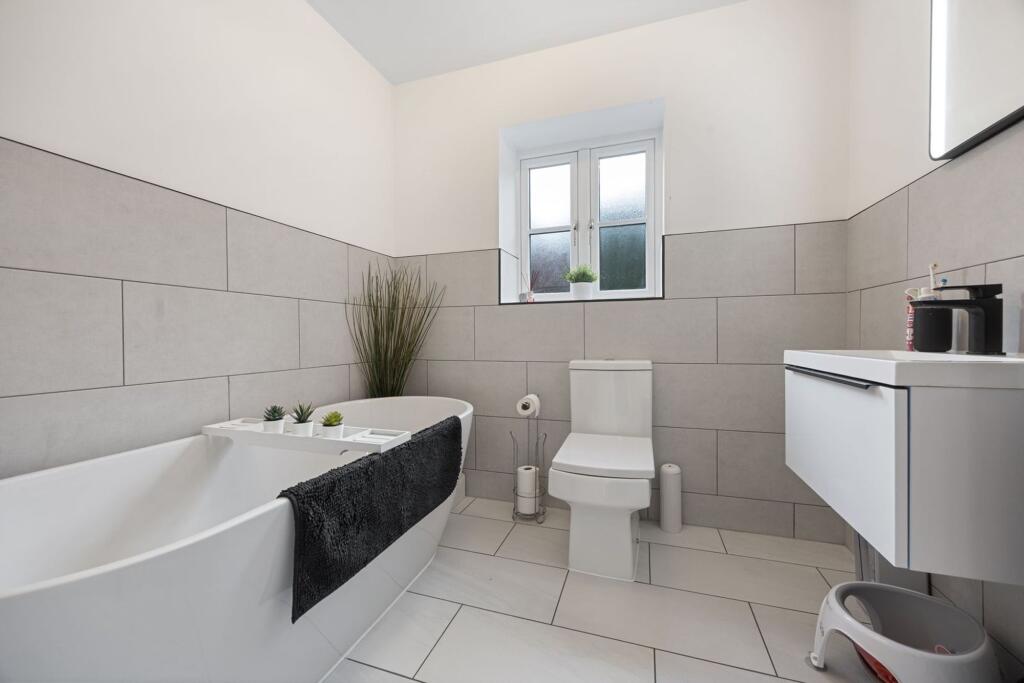 Family Bathroom (first floor)