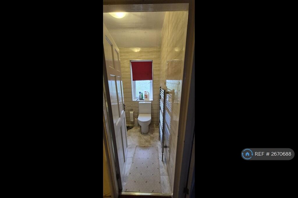 Shower (First Floor)