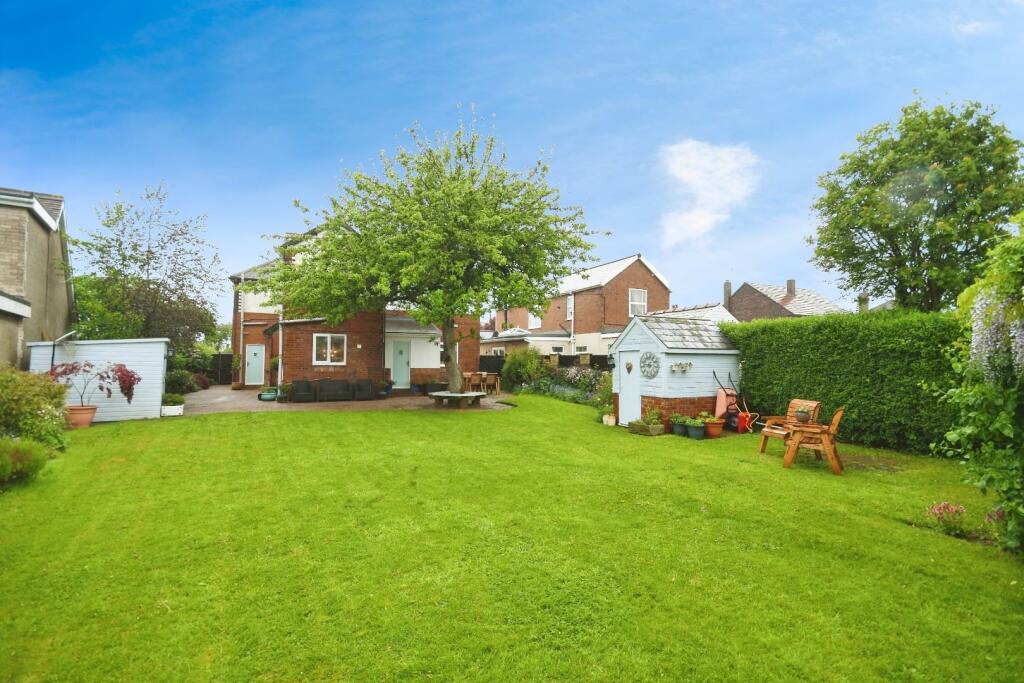 REAR GARDEN 05.jpg