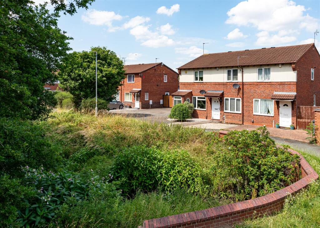 34 Tyning Close-view front2.jpg