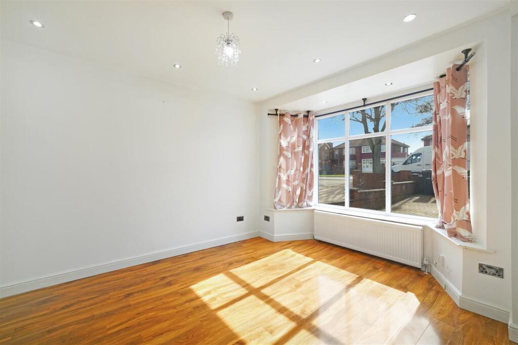 34 Whitton Avenue East - anAXmZ60DrsCBZxkA2Na.jpg