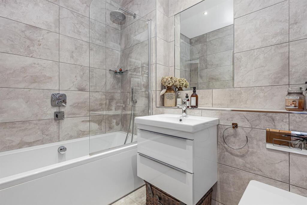 Family Bathroom 3.jpg