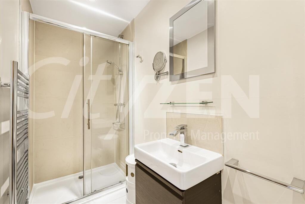 EN SUITE SHOWER ROOM