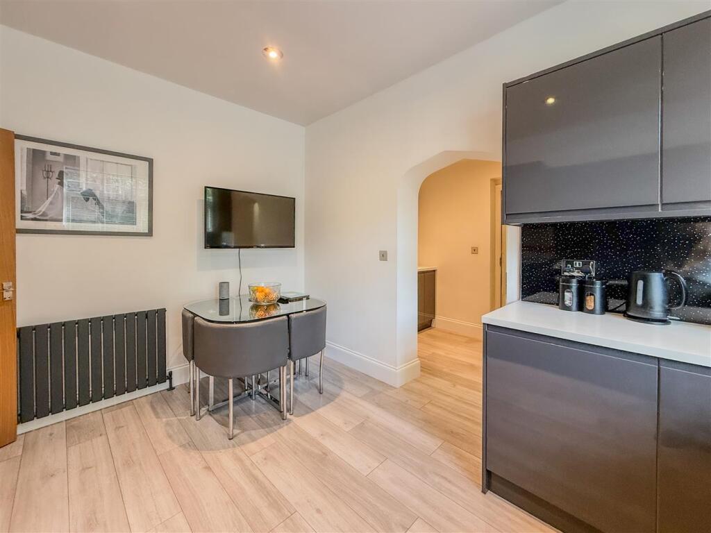 BREAKFASTING KITCHEN