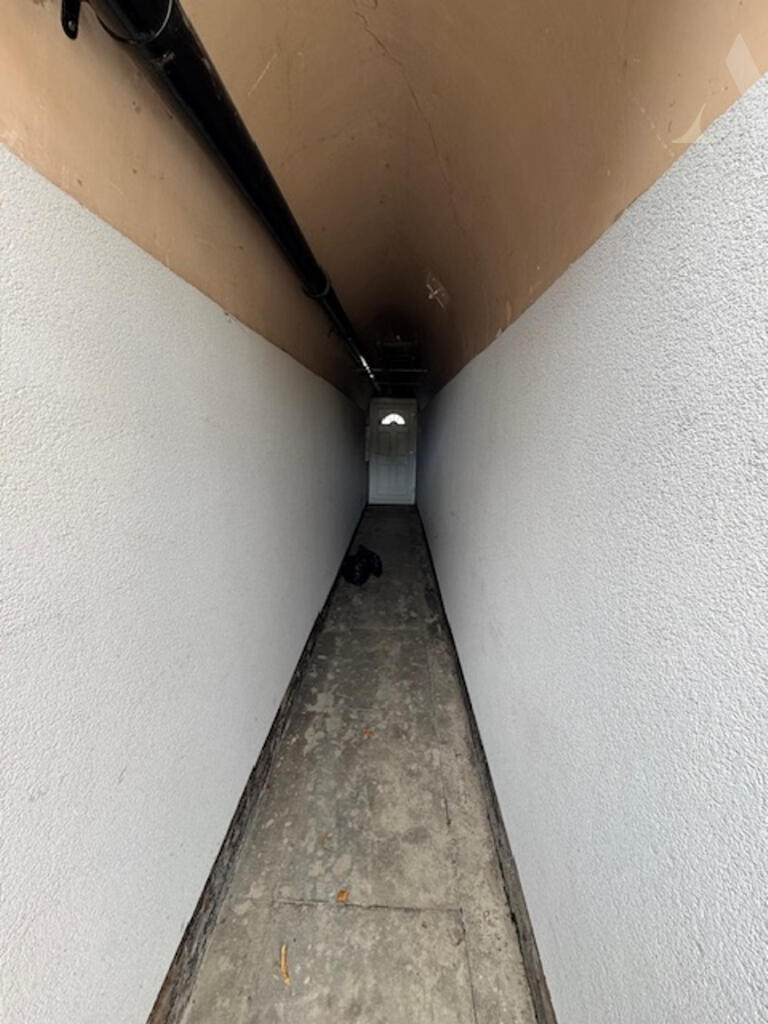 21 Moathouse Road Side Entry