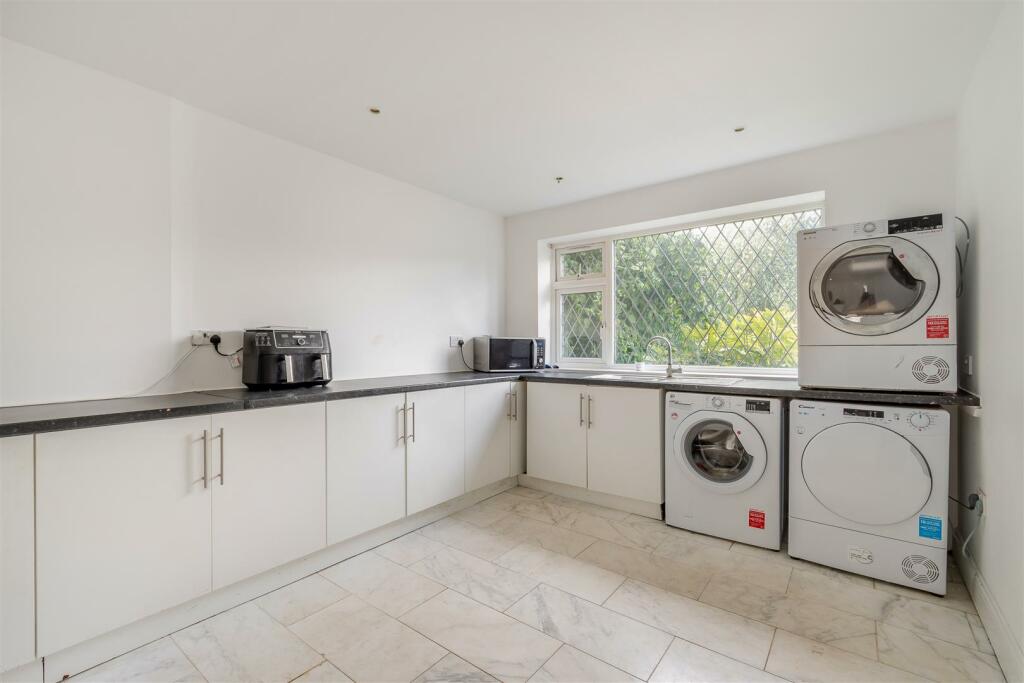 8608373-interior20.jpg