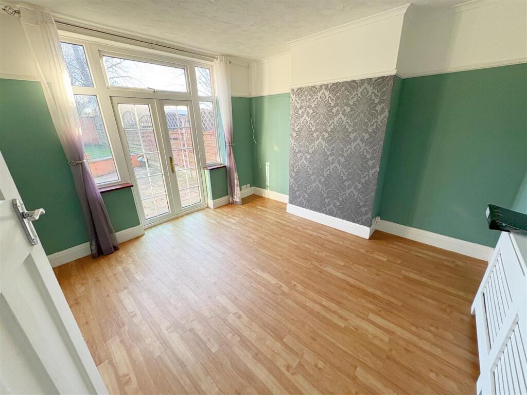 Dining room out to garden (2).jpg