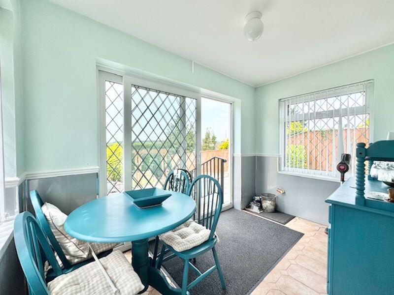 Sun room / Dining room
