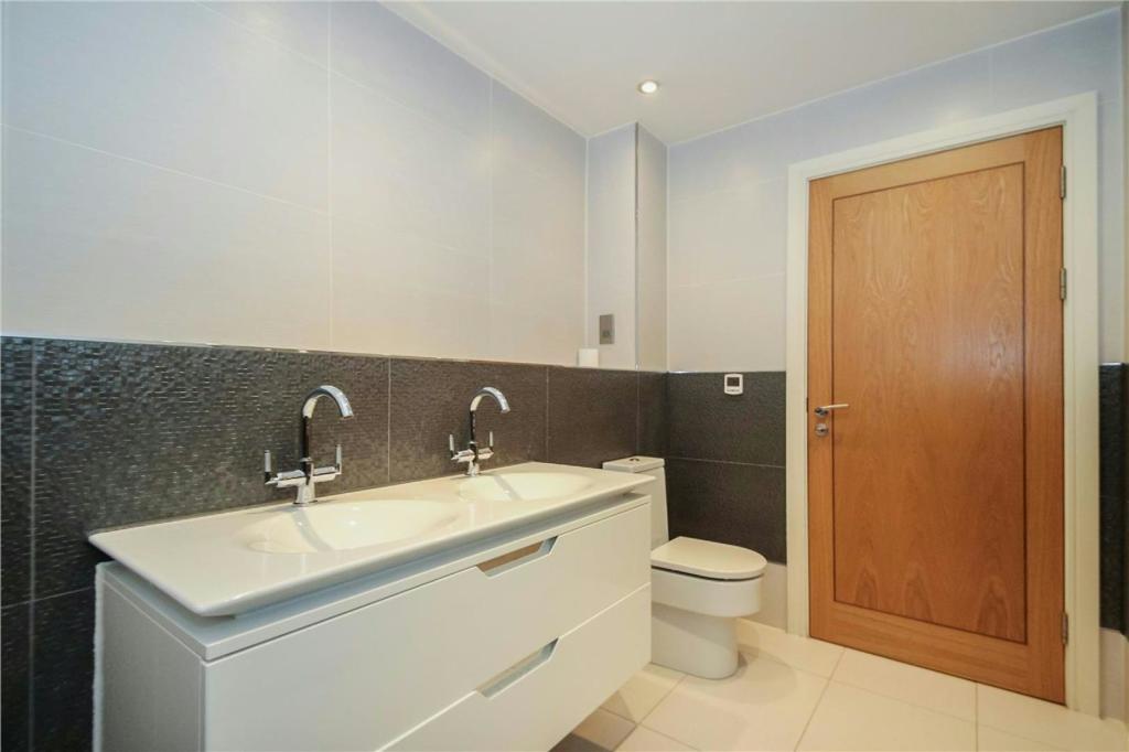 Bathroom 2 Aspect 2