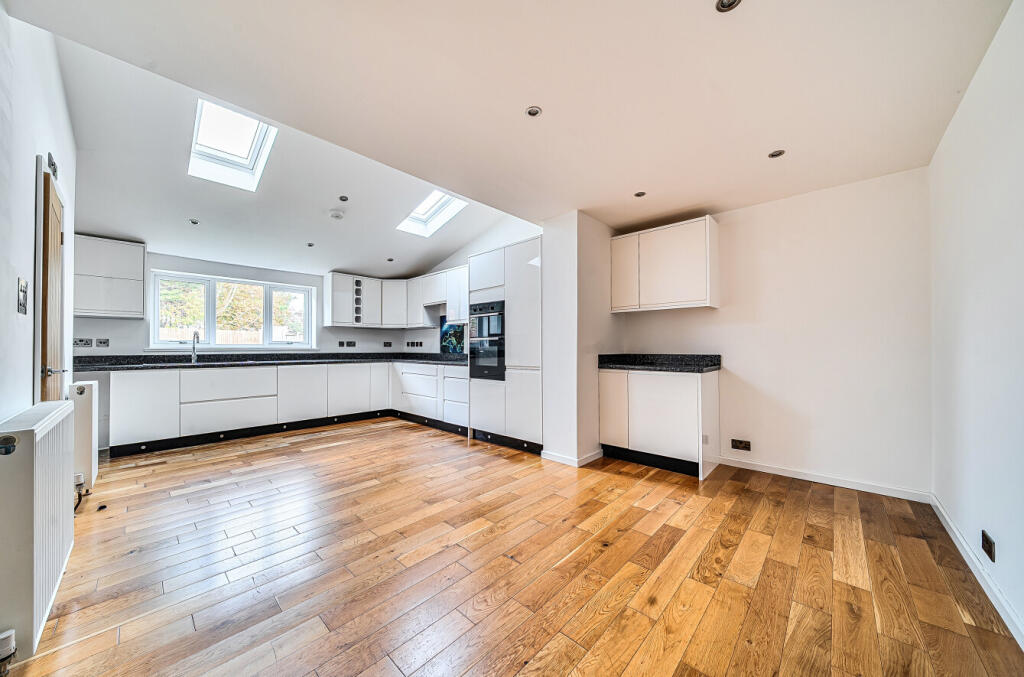 1370286-4-68f2634...