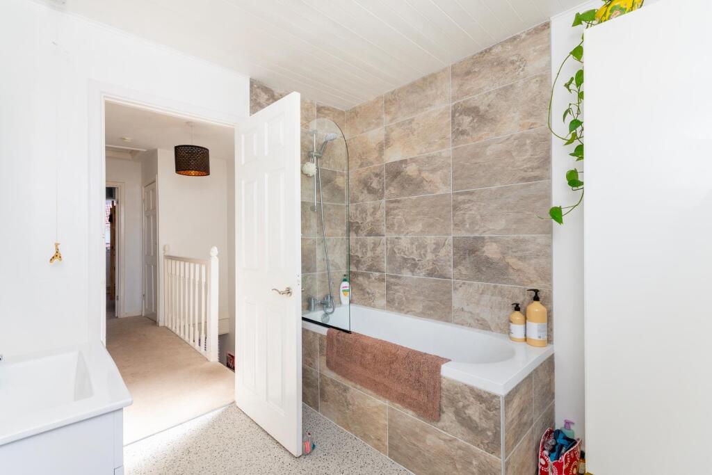 0B7RAN - Bathroom A.jpg