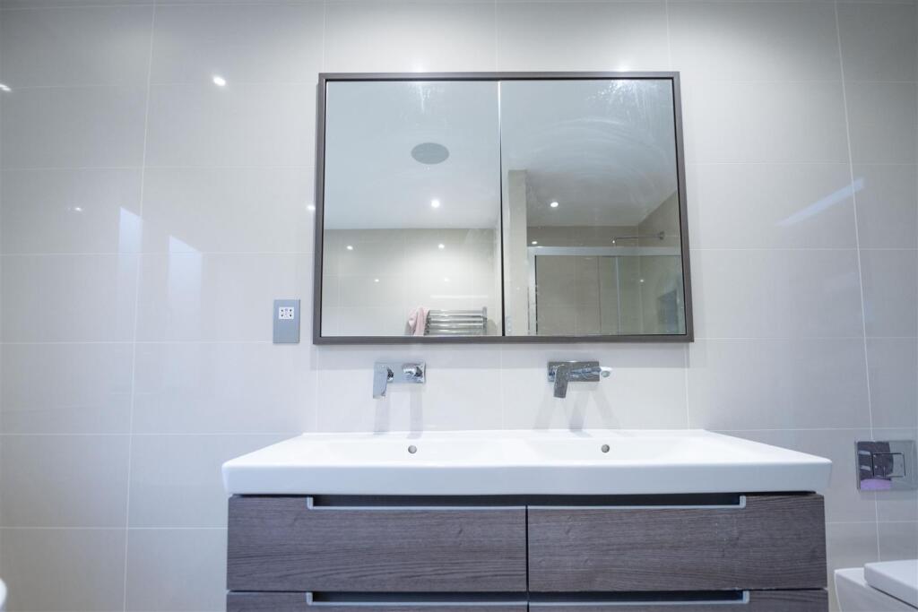 Bathroom 1      .jpg