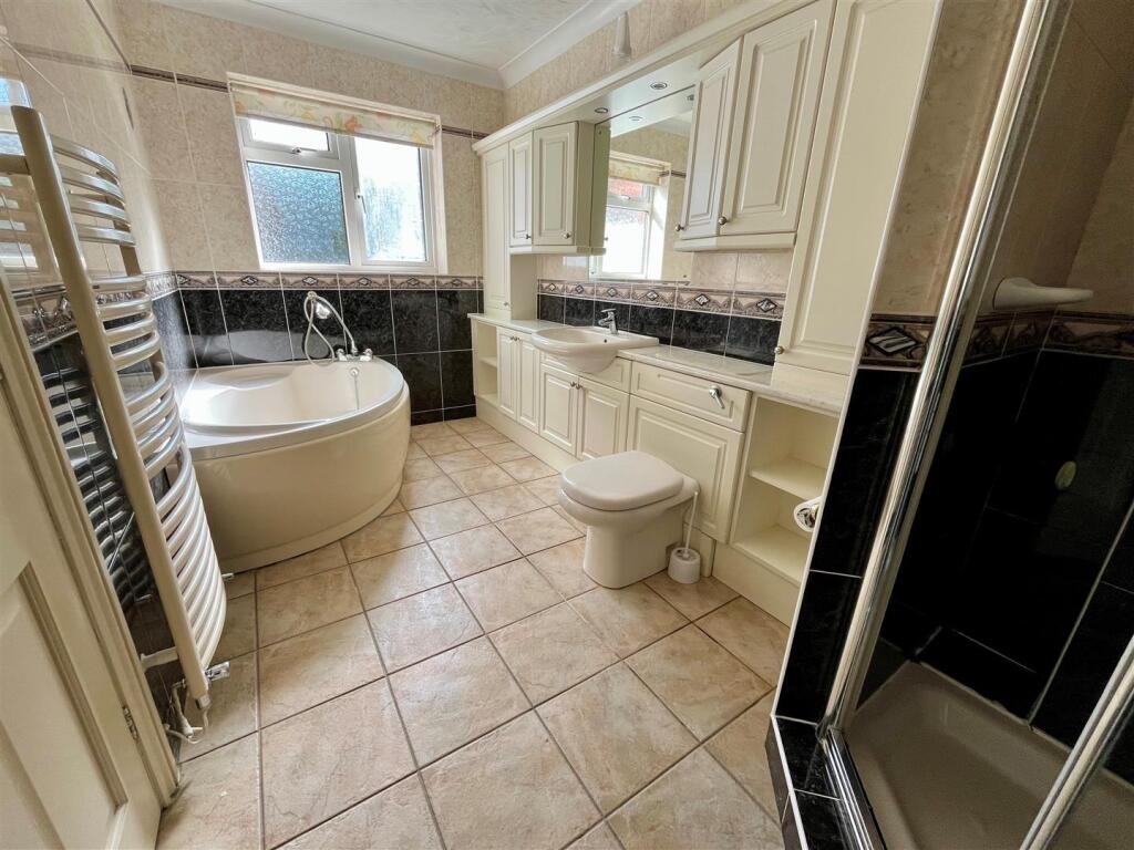En Suite Bathroom.jpg