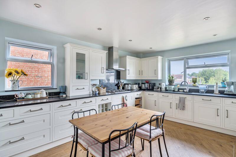 Kitchen/ Breakfast Room