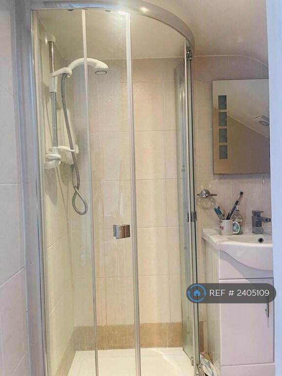 Top Floor En Suite Bathroom