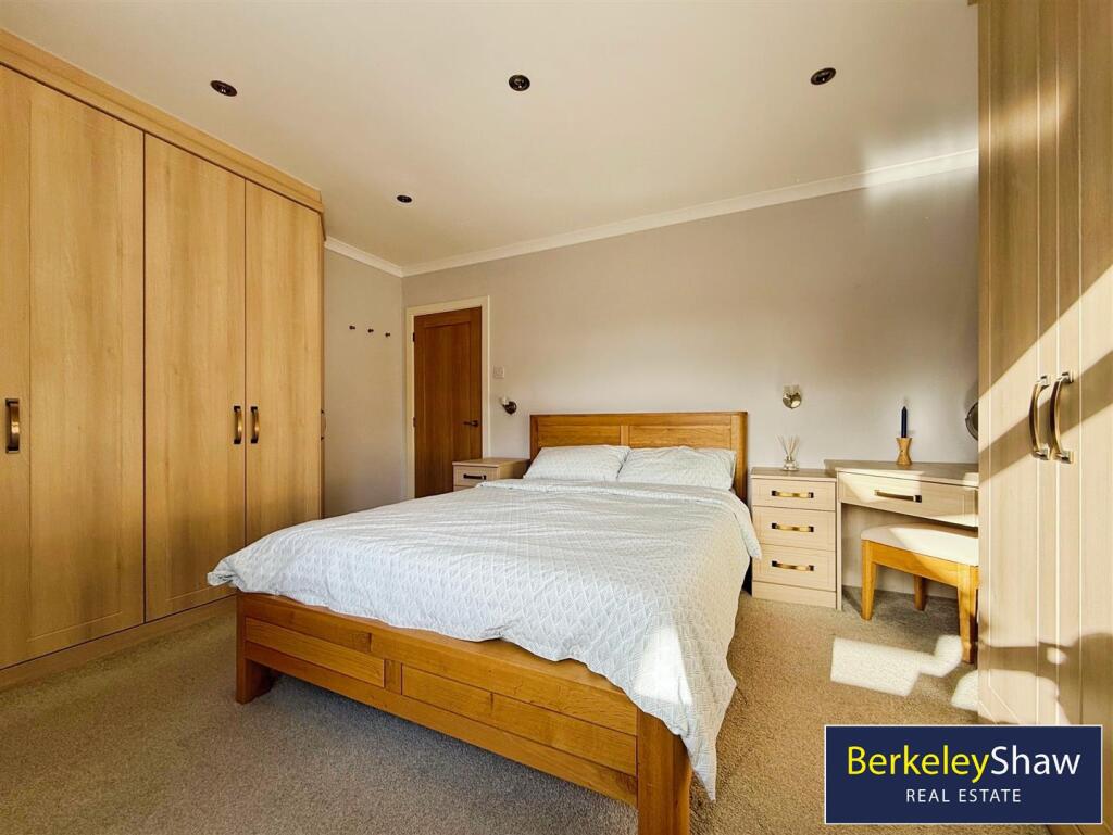 Main Bedroom (En-suite)