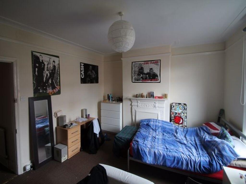 A well-maintained double bedroom featuring a co...